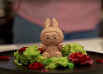 Labubu de chocolate e mousse de frutas vira 'hit' em restaurante russo; veja o vídeo