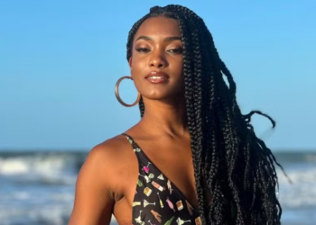 De maiô cavado, Erika Januza curte praia no Maranhão, exibindo corpão: ‘Deslumbrante ‘