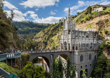 É #FAKE vídeo de igreja com turistas desabando na Colômbia; imagens foram produzidas com inteligência artificial
