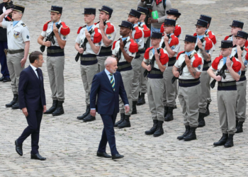 Lula é recebido por Macron nos Invalides, em Paris