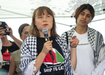 Greta Thunberg embarca em navio rumo a Gaza para protestar contra bloqueio de Israel