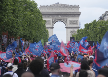 Depois de noite violenta, PSG celebra título da Champions com festa em Paris