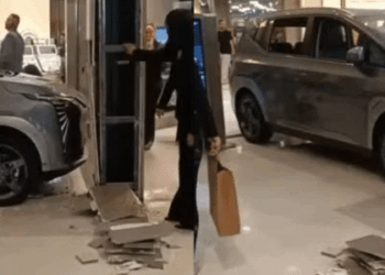 Criança bate carro elétrico de luxo em exposição dentro de shopping em SP