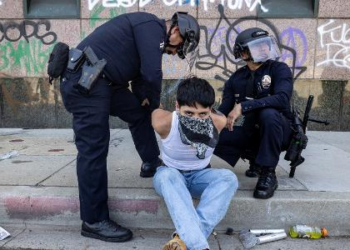 Trump militariza ofensiva aos imigrantes, 'fecha' país e confrontos eclodem