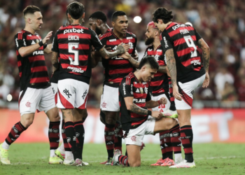 Flamengo goleia Fortaleza e assume liderança do Brasileirão