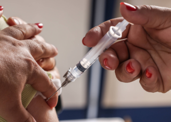 Kennedy Jr. destitui 17 especialistas do painel sobre vacinas nos EUA