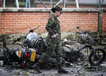 Colômbia vive onda de violência com série de atentados coordenados e ataques armados