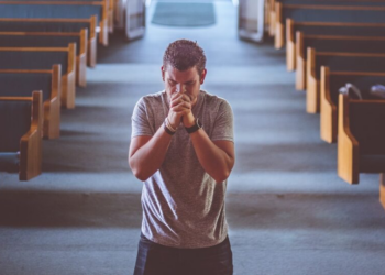 A Geração Z está se rebelando. Sabe como? Sendo religiosa