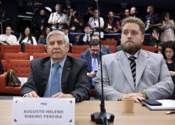 Heleno se enrola com respostas mesmo exercendo direito parcial de silêncio, apontam especialistas