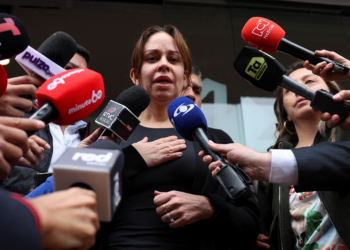 Pré-candidato à presidência da Colômbia baleado apresenta pequena melhora, mas segue em estado crítico, diz hospital