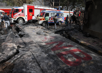 Novo VÍDEO mostra de outro ângulo momento da queda de avião na Índia que matou mais de 200