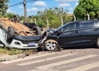 Jeep é atingido por Onix e capota; veja vídeo