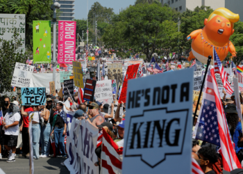 Milhares protestam nos EUA no dia do aniversário de Trump