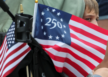 Trump participa de desfile militar no dia de seu 79º aniversário e em meio a protestos em todo o país