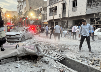 Israel e Irã voltam a lançar ataques aéreos e deixam mortos e feridos no 3º dia de conflito