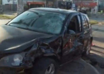 Motociclista fura sinal vermelho, bate em Golf e morre