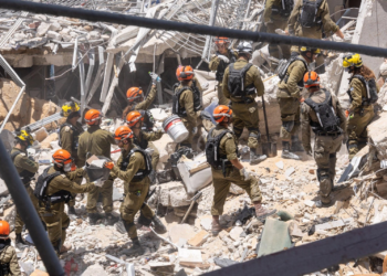 Irã e Israel buscam sobreviventes nos escombros de bombardeios em Teerã e Tel Aviv; veja imagens