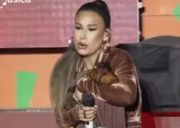 Simone Mendes ganha galinha durante show e diverte publico: ‘Ô mamãe’