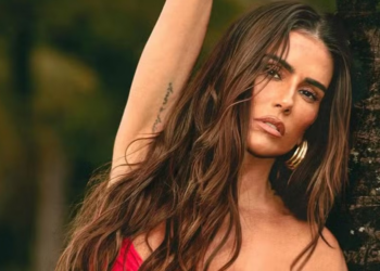 Deborah Secco exibe corpo escultural só de biquíni fio-dental: ‘Show de mulher’