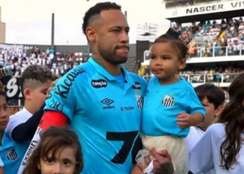 Mavie entra em campo nos braços do pai Neymar e rouba a cena