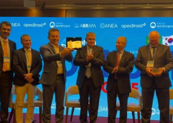 Mauro recebe homenagem da Abrapa