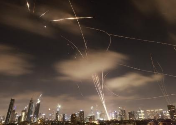 Israel bombardeia áreas nucleares do Irã; Khamenei rebate ameaças de Trump