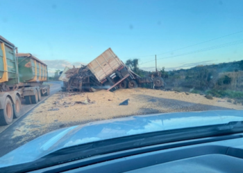Batida entre carretas mata motorista na BR-158