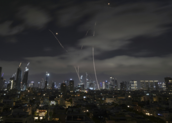 É #FAKE imagem de prédios devastados em Tel Aviv; conteúdo foi gerado por inteligência artificial