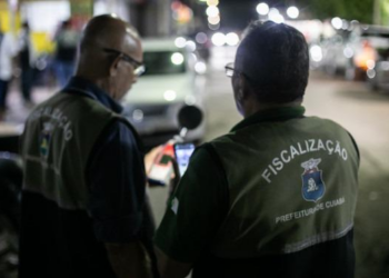 Bares são multados por poluição sonora e mesas na calçada na Praça Popular