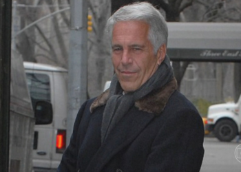 Trump foi avisado pelo próprio governo de que seu nome aparece em arquivos de Jeffrey Epstein, diz jornal