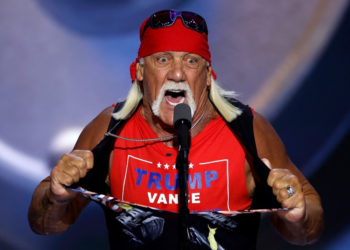 Hulk Hogan rasgou camisa para declarar apoio a Trump nas eleições em 2024