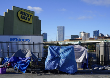 Trump é acusado de 'criminalizar a pobreza' após assinar ordem que abre caminho para internação compulsória de moradores de rua