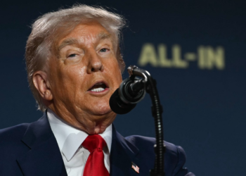 Do luxo dos campos de golfe aos protestos nas ruas: Trump visita Escócia sob recepção 'dividida'