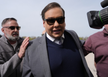 George Santos, ex-deputado dos EUA filho de brasileiros, é preso após se entregar à Justiça americana, diz agência