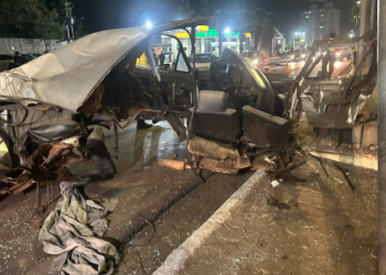 Câmeras registram Voyage partindo ao meio após bater em poste; veja