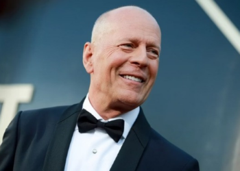 Bruce Willis é flagrado por paparazzi