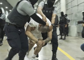 'Só Deus me tira daqui': venezuelano relata terror vivido em prisão de segurança máxima em El Salvador