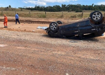 Motorista tenta desviar de cachorro, capota carro e passageira morre