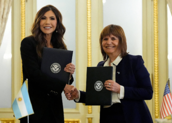 Milei negocia para que argentinos visitem os EUA sem necessidade de visto