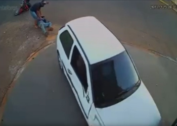 VÍDEO – Motorista atropela motociclistas, invade açougue, dá ré e passa por cima de vítima novamente