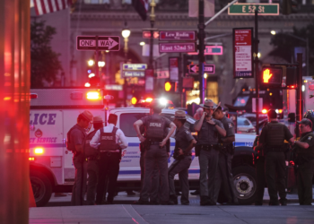 Atirador com fuzil mata 5 pessoas em prédio de luxo de Nova York, nos EUA