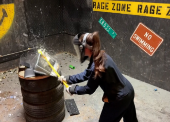 'Zona de Fúria': espaço para quebrar coisas e descontar raiva faz sucesso nos EUA