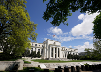 Fed mantém juros dos EUA na faixa de 4,25% a 4,50% ao ano, pela quinta reunião seguida