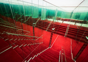 Antigo bingo vira estúdio com ares surreais de David Lynch e Stanley Kubrick