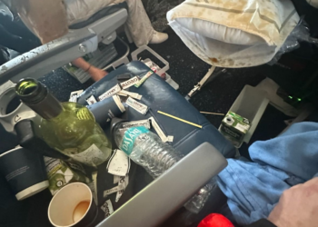 Passageiro mostra caos na cabine de voo onde 25 ficaram feridos após forte turbulência nos EUA