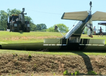 VÍDEO mostra avião capotando ao tentar pousar em jardim nos EUA
