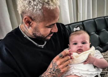 Neymar presenteia Helena com joia parecida com a dada à Mavie