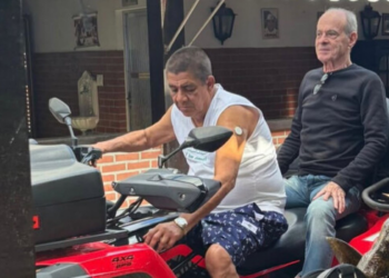 Ney Matogrosso faz passeio de triciclo com Zeca Pagodinho