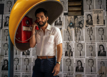 No Louvre, Juliette Binoche entrega a Wagner Moura prêmio de Cannes