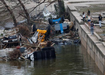 EUA buscam crianças desaparecidas em enchente que deixou dezenas de mortos